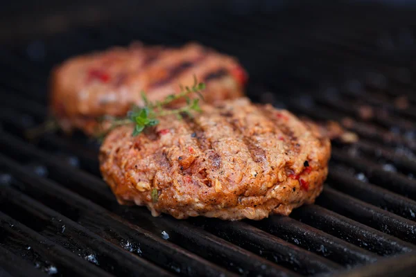 Hamburgers op barbecue grill — Stockfoto