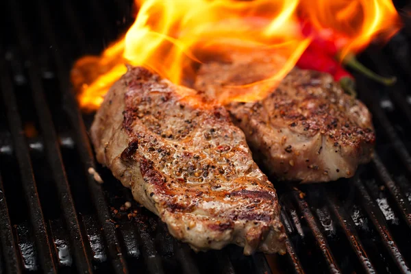 Vepřový steak na grilu — Stock fotografie