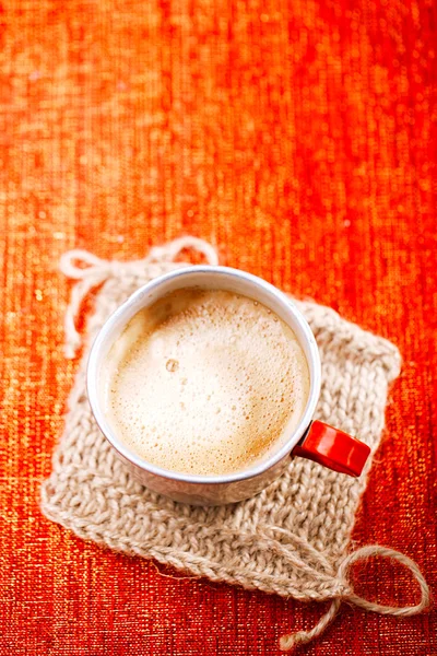 Koffie in vintage tin mok — Stockfoto