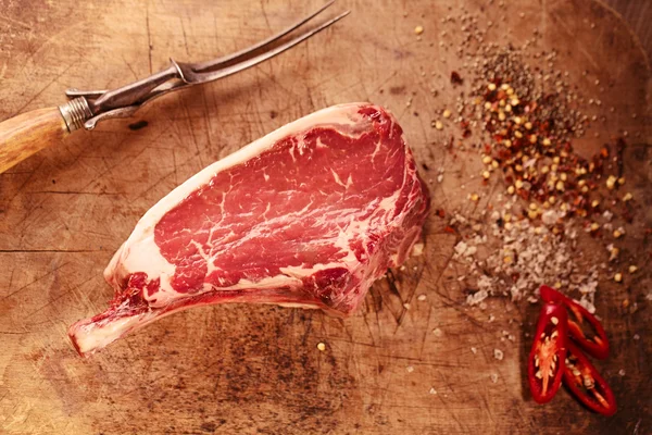 Syrový hovězí steak — Stock fotografie