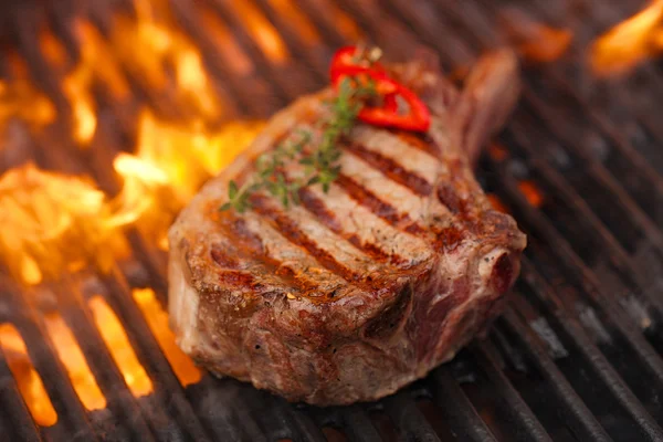 Biefstuk op barbecue grill — Stockfoto