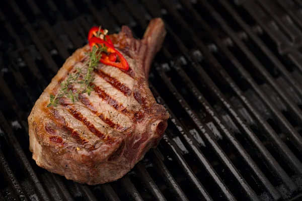 Steak de bœuf sur barbecue — Photo