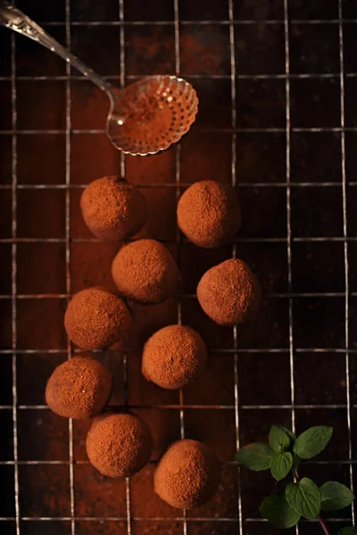 Chocolade truffels cacao poeder bestrooid — Stockfoto
