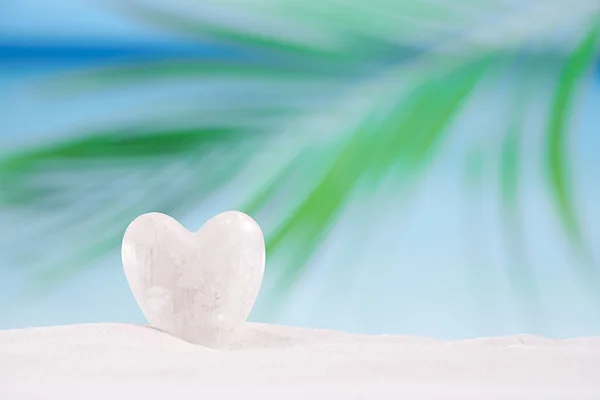 Coeur de cristal blanc sur plage de sable blanc — Photo