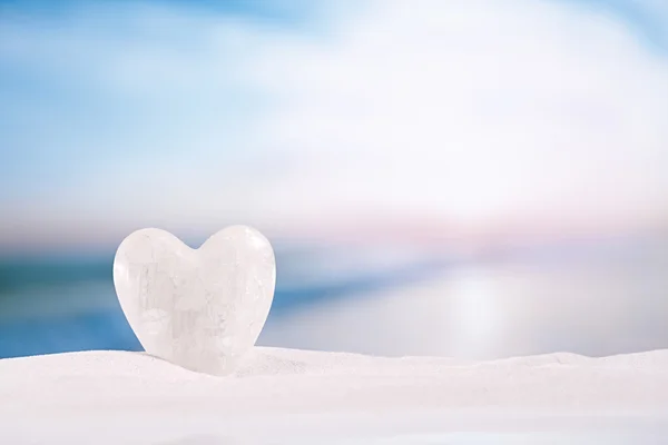 Beyaz kristal kalp üzerinde beyaz kum plaj — Stok fotoğraf