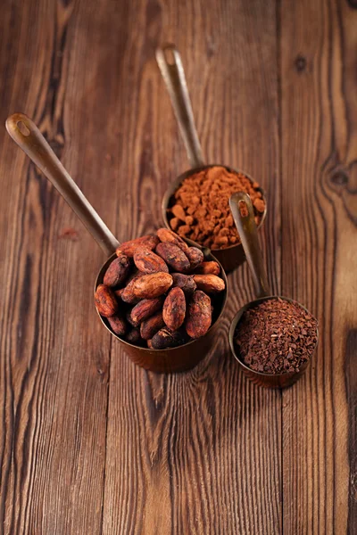 Chocolate rallado, polvo y granos de cacao — Foto de Stock