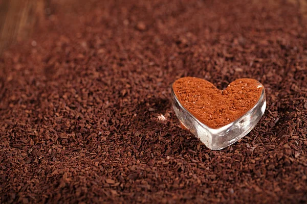 Rendelenmiş çikolata ile cam kalp şeklinde — Stok fotoğraf
