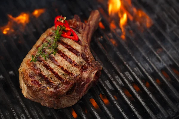 Essen Fleisch - Rindersteak auf Grill — Stockfoto