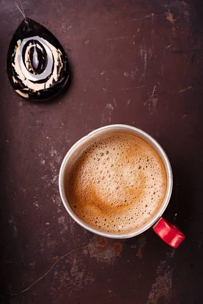 Coffee in unusual vintage tin mug — Stock Photo, Image
