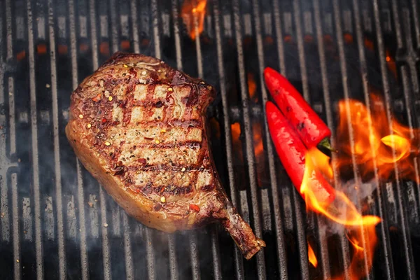 Viande - steak de bœuf sur barbecue — Photo