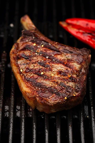 Eten vlees - biefstuk op de bbq — Stockfoto