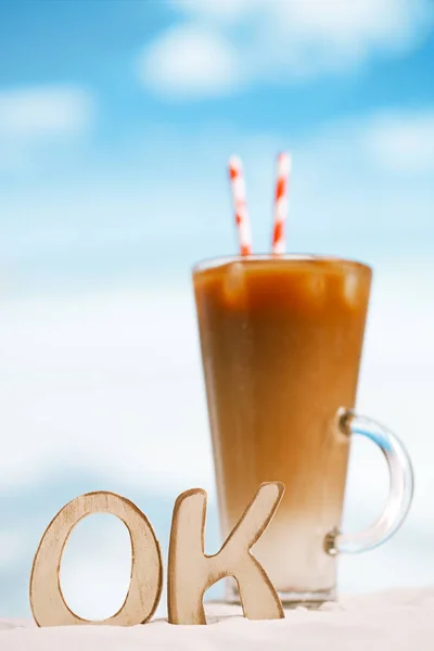 Iskaffe latte på stranden — Stockfoto