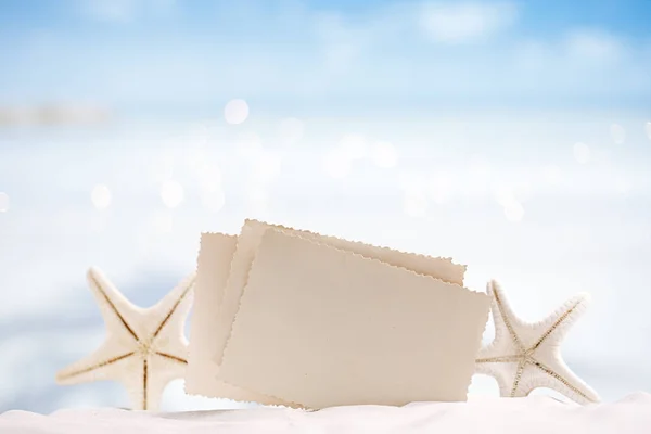 Estrella de mar con foto en blanco en la playa blanca — Foto de Stock