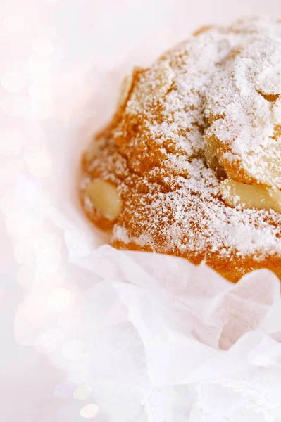 Delicioso panecillo de almendras — Foto de Stock