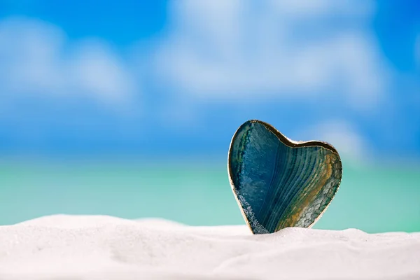 Cuore di vetro verde sulla spiaggia di sabbia bianca — Foto Stock