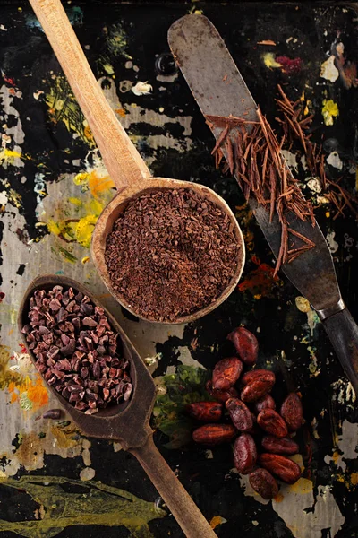 Drcené čokolády a kakaové boby — Stock fotografie