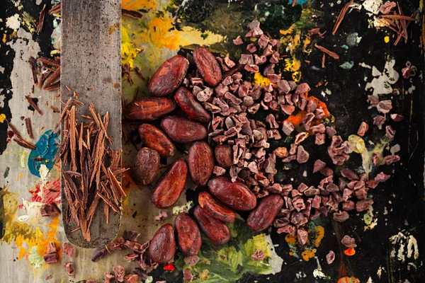 Rozdrobnione czekolada i kakao fasoli — Zdjęcie stockowe