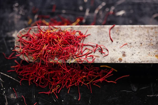 Saffron spice threads on vintage knife — Stock Photo, Image