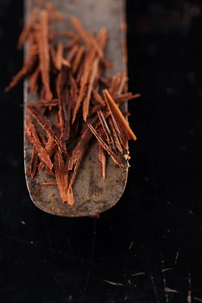 Shredded chocolate on vintage spatula — Stock Photo, Image