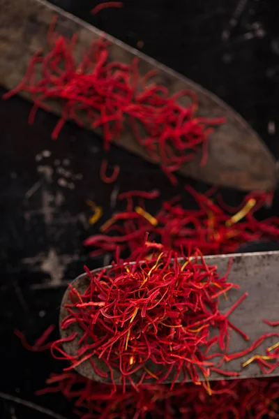 Saffron spice threads on vintage knife — Stock Photo, Image