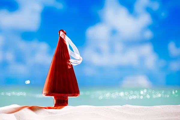 Árbol de navidad bauble en la playa — Foto de Stock