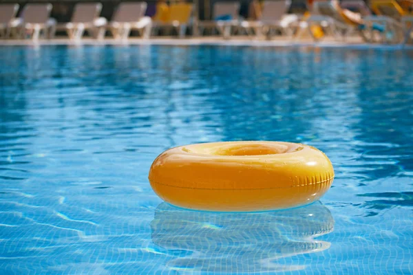 Anel flutuante na piscina de água azul — Fotografia de Stock