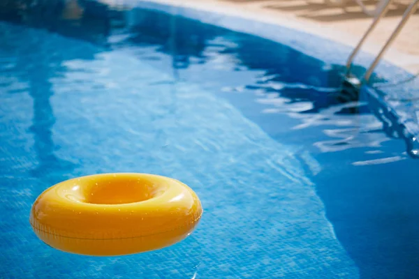 Anillo flotante en la piscina de agua azul — Foto de Stock