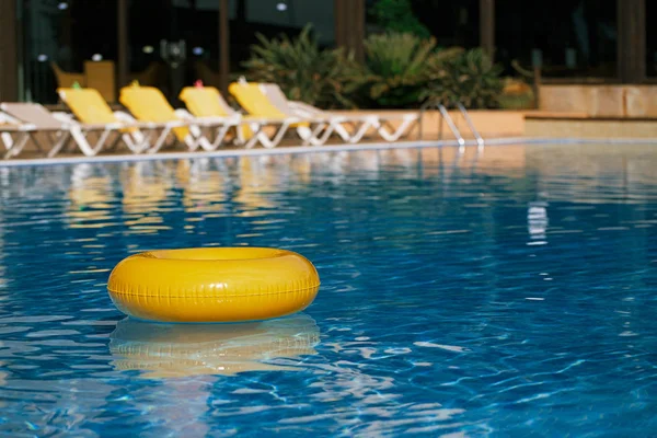 Schwimmender Ring auf Wasser — Stockfoto