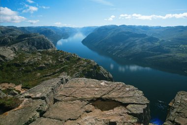 Preikestolen Müezzin kayası uçurumdan görüntülemek 