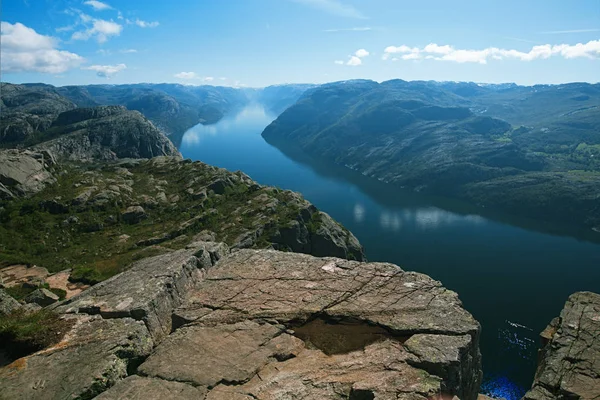Preikestolen Müezzin kayası uçurumdan görüntülemek 