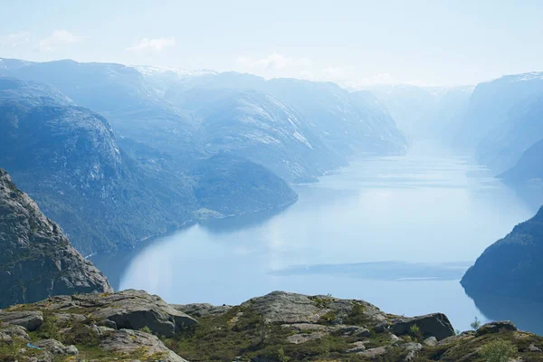 Preikestolen Müezzin kayası uçurumdan görüntülemek — Stok fotoğraf