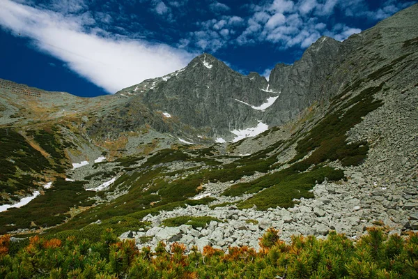 Lomnica en yüksek yüksek Tatras dağlar — Stok fotoğraf