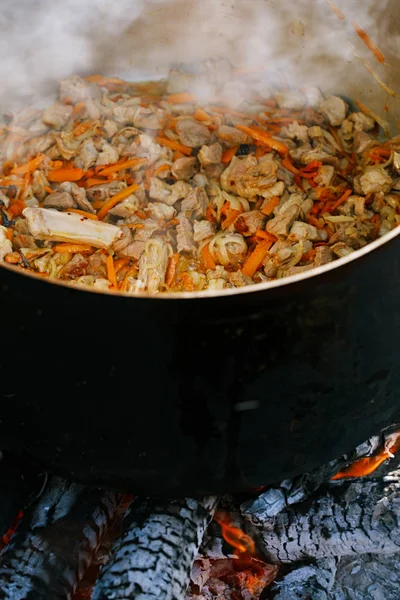 Çaydanlık kamp ateşi üzerinde gıda hazırlama 