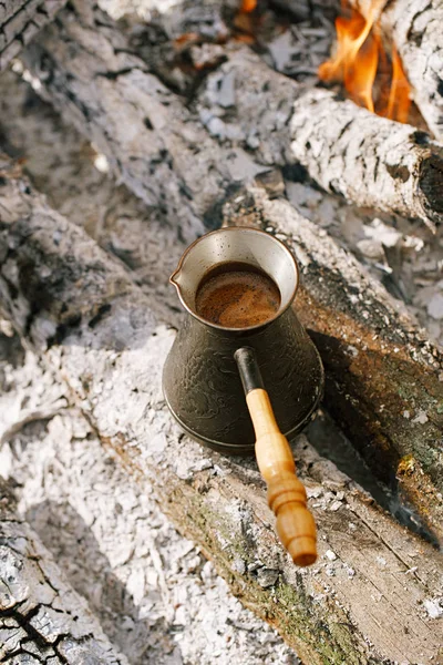 Cezve con café sobre leña — Foto de Stock