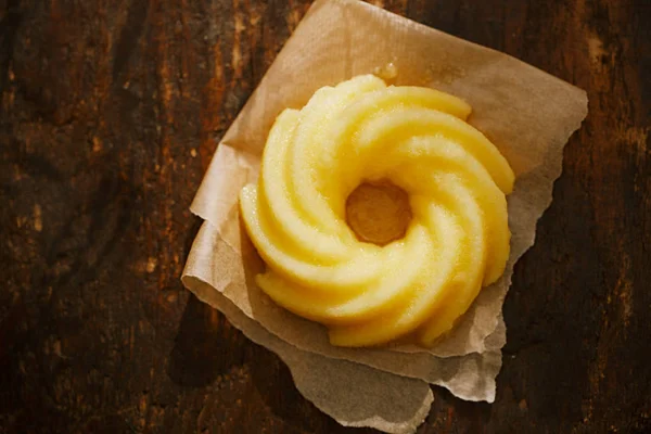 Zerlassene Butter auf Pergamentpapier — Stockfoto