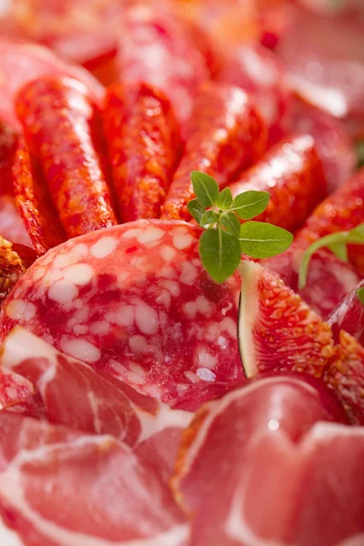 Antipasti-Platte mit gepökeltem Fleisch — Stockfoto