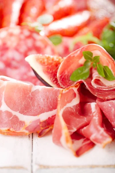 Antipasti tallrik rökt kött — Stockfoto