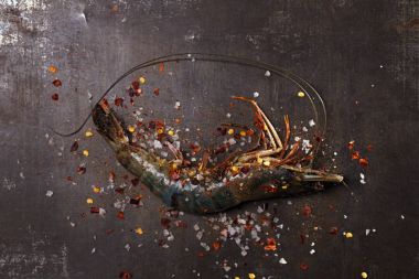 Baharat ile çiğ karides