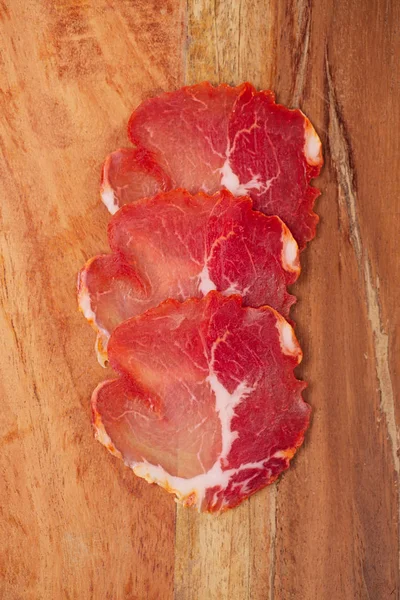 Antipasti-Platte mit gepökeltem Fleisch — Stockfoto