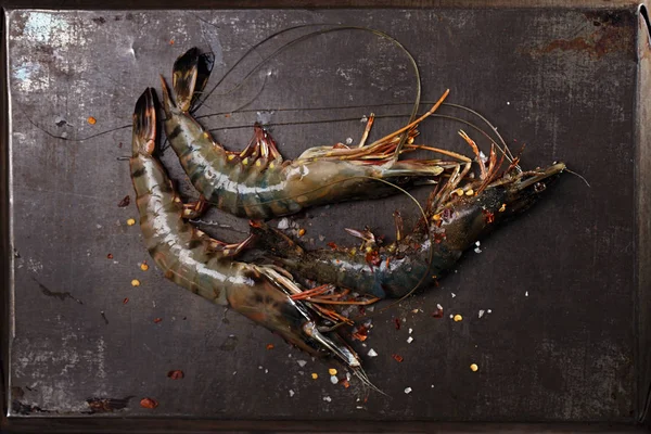 Raw shrimps with spices — Stock Photo, Image