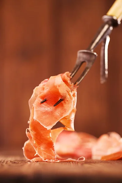 Spanska jamon på vintage gaffel — Stockfoto
