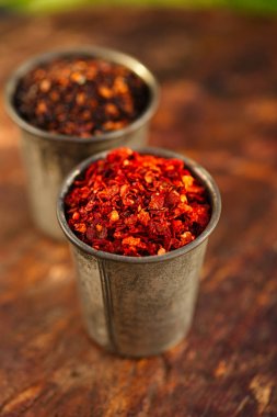 kırmızı sıcak biber ve isot