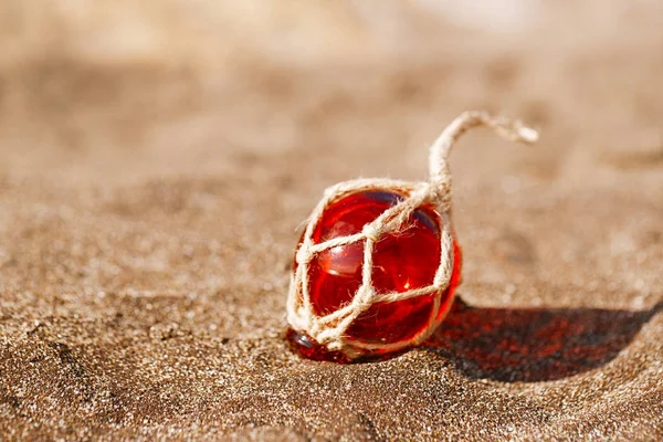 Κόκκινο float γυαλί στην άμμο — Φωτογραφία Αρχείου