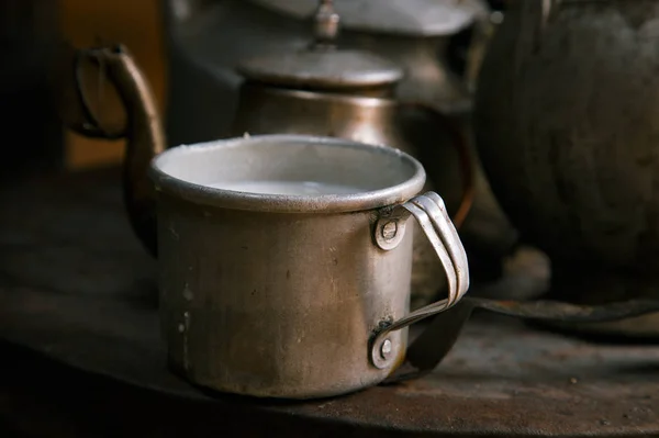 Milchbecher und alte Teekanne und Wasserkocher — Stockfoto