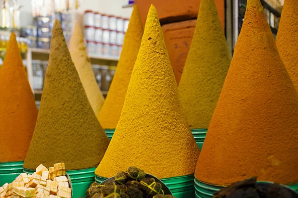 Σωρός από μπαχαρικά στην αγορά souq — Φωτογραφία Αρχείου