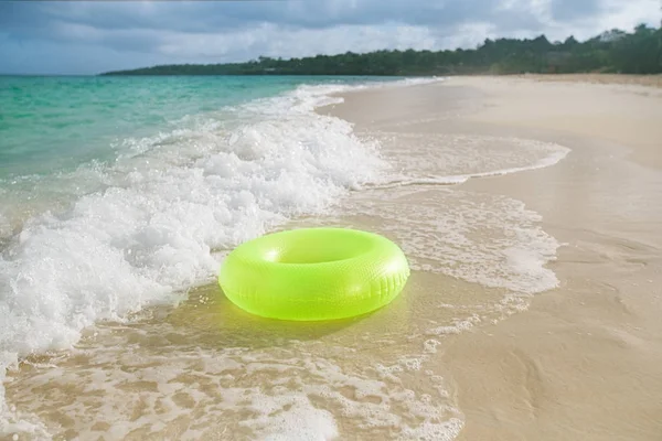 Ярко Зеленое Плавающее Кольцо Песчаном Пляже Морской Накидкой — стоковое фото