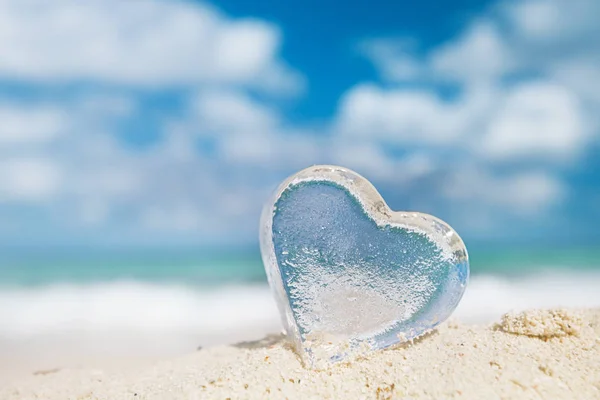 Coração Vidro Transparente Praia Areia Branca Oceano Céu Paisagem Marinha — Fotografia de Stock