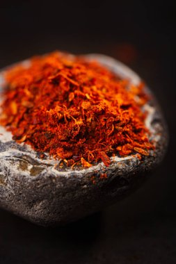 aromatik ras el hanout koyu arka plan üzerinde geleneksel baharatlı karışımlar Fas'tan yığını