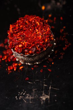 harissa baharat karışımı koyu arka planı, geleneksel Fas kırmızı sıcak biber karışımı üzerinde küçük metal kapta yığını