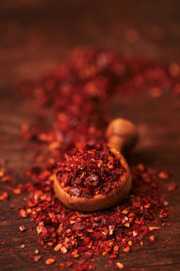 harissa baharat karışımı ahşap Kepçe, geleneksel Fas kırmızı sıcak biber karışımı içinde yığını